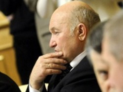 Лужков вернул знак мэра Лужков вернул знак мэра